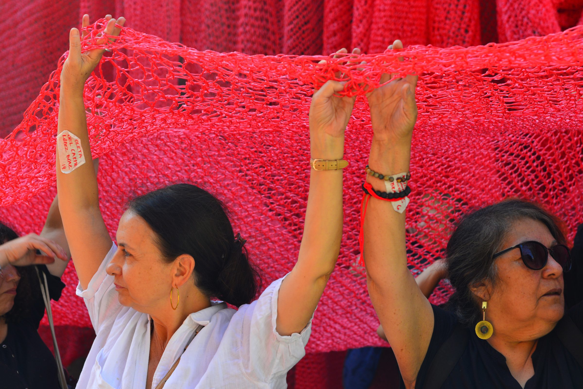 Marcha silente de mujeres con tejido rojo hacia ‘Londres 38 espacio de memorias’